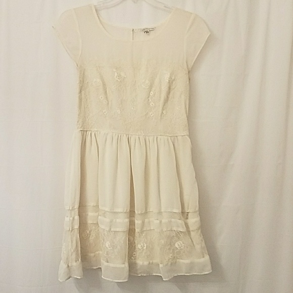 American Eagle Outfitters Dresses & Skirts - Pretty lace dress